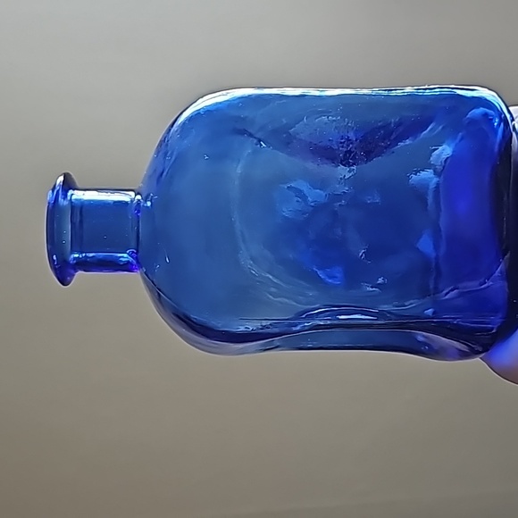 Royal Blue Glass Vase - Picture 4 of 6